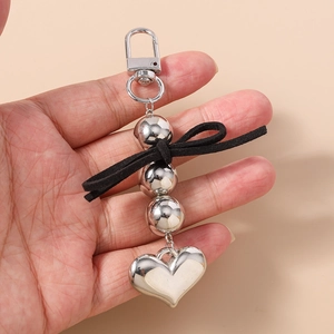 Portachiavi con perline argento, fiocco di velluto nero e ciondolo a cuore lucido