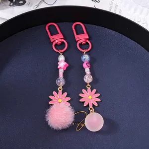 Porte-clés perles fleurs roses avec pompon en fourrure et breloques pour sacs