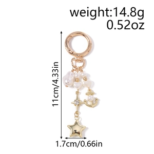 Vue détaillée du porte-clés perles avec étoile dorée et ancre montrant les dimensions