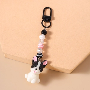 Dettaglio portachiavi bulldog francese con perline a strisce rosa e chiusura in metallo nero