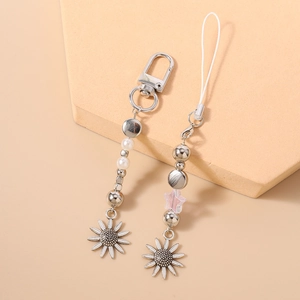 Détail de pendentifs tournesol avec fermoir mousqueton en métal et perles blanches