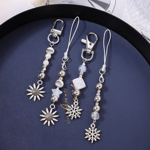 Lot de porte-clés à la mode avec perles blanches, tournesols et pendentifs flocon de neige