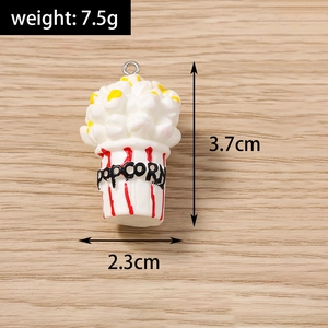 Détail macro d'un pendentif seau de pop-corn en résine 3D avec rayures rouges et blanches