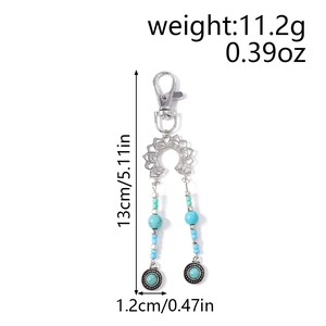 Vue détaillée du porte-clés bohème en turquoise avec pendentif lotus et dimensions