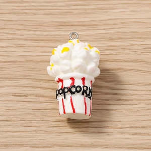 Vue détaillée du pendentif seau à pop-corn créatif en résine avec rayures rouges et boucle