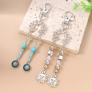 Porte-clés bohème en perles de turquoise avec pendentif soleil et charms en métal