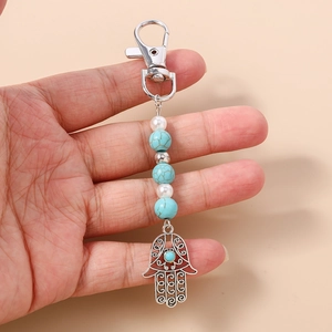 Ethno Hamsa Hand Schlüsselanhänger mit Türkisperlen und weißen Perlen auf Silberlegierung