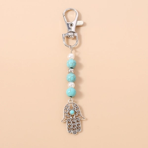 Detailansicht Hamsa Hand Schlüsselanhänger mit Türkisperlen und Silber-Karabiner