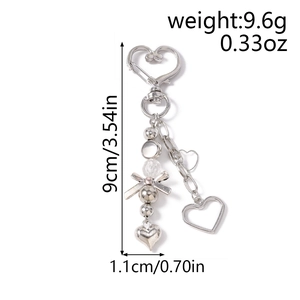 Vue détaillée du porte-clés coeur argenté avec perles, longueur 9 cm et poids 9,6 g