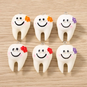 Ciondolo in Resina a Forma di Dente Animato con Faccina Sorridente e Fiore per Gioielli Fai-da-Te Bracciale Collana Portachiavi