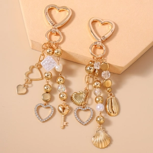 Modischer Perlen-Muschel-Schlüsselanhänger mit Strass-Herz und goldenen Anhängern