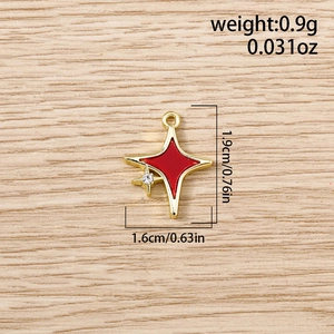 Détail d'un pendentif étoile émaillé rouge avec strass blanc et mesures de taille