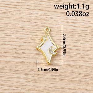Détail d'un pendentif étoile à quatre branches avec incrustation de nacre et lune