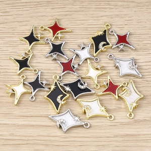 Détails macro de pendentifs étoiles en émail coloré avec strass pour création de bijoux