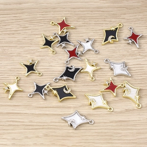 Détail de breloques en émail étoile et lune avec strass pour création bijoux DIY