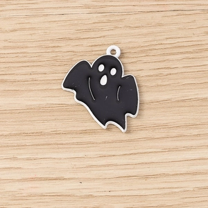 Gros plan détaillé d'un pendentif fantôme noir avec des accents argentés pour bijoux Halloween