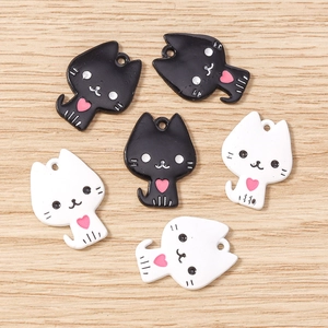 Pendentifs chats mignons en émail avec cœurs roses pour création de bijoux DIY noir et blanc