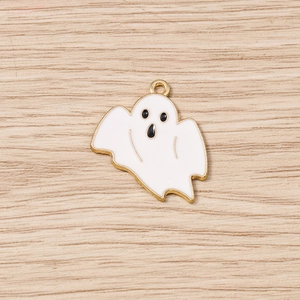 Détail de breloques fantômes d'Halloween en émail blanc avec bords dorés pour bijoux DIY