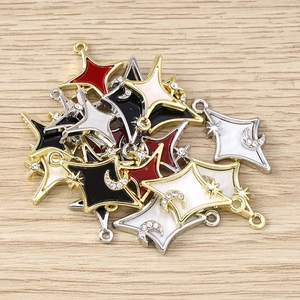 Détail macro de breloques étoiles à quatre branches en émail et strass lune pour bijoux DIY