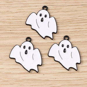 Vue détaillée des breloques fantômes en émail blanc pour bijoux DIY d'Halloween