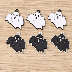 Vue détaillée de petits pendentifs fantômes d'Halloween en émail noir et blanc pour bijoux