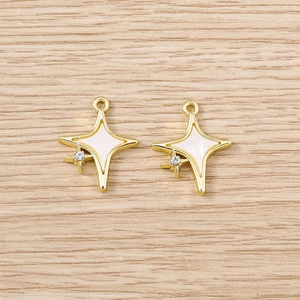 Détail d'un pendentif en forme d'étoile avec émail blanc et strass pour la création de bijoux