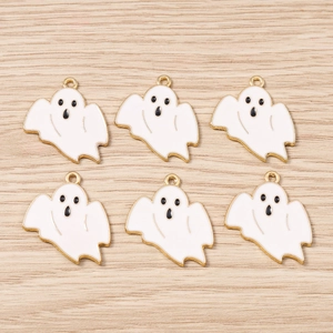 Détail de six breloques fantômes d'Halloween en émail blanc avec bords dorés sur bois