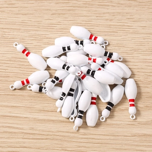 Vue détaillée de plusieurs breloques de bowling blanches pour la création de bijoux