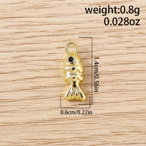 Tableau des tailles du pendentif poisson doré indiquant hauteur 1.4cm et poids 0.8g pour bijoux