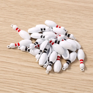 Vue détaillée des breloques de bowling pour la création de bijoux DIY avec anneaux