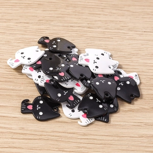 Détail de breloques chat en émail avec motifs de cœur rose pour la création de bijoux