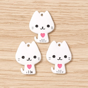 Détail de trois pendentifs chat blanc avec cœur rose pour la création de bijoux DIY
