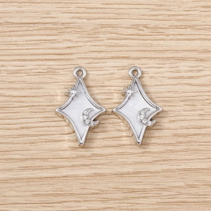Détail macro de pendentifs étoile et lune avec nacre blanche et zircon pour bijoux DIY