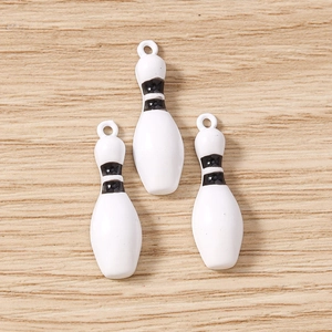 Vue détaillée de trois breloques de bowling blanches à rayures pour la création bijoux