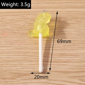 Détail du pendentif sucette dinosaure en résine jaune avec dimensions 69mm et 20mm
