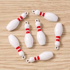 Vue détaillée de pendentifs bowling blancs à rayures rouges pour bijoux DIY créatifs