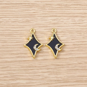 Détail macro de pendentifs étoile et lune en émail noir avec placage or et zircons blancs