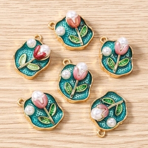 Detail von Blumenanhängern mit blaugrünem Emaille für DIY-Schmuckherstellung