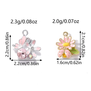 Détail des pendentifs émaillés papillon et marguerite avec dimensions et poids précisés