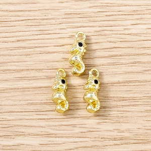Détail de pendentifs hippocampe dorés avec des yeux en cristal noir pour bijoux DIY