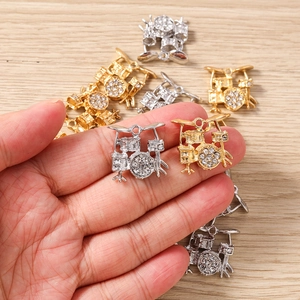 Nahaufnahme von Gold- und Silber-Strass-Trommelanhängern für DIY-Schmuck und Basteln