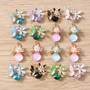 Ensemble de 16 pendentifs colorés en émail avec motifs de fleurs et papillons variés