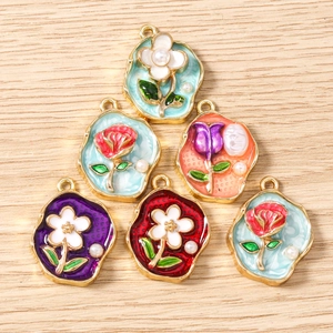Detailansicht der Emaille-Blumenanhänger mit Goldrand und eleganten Kunstperlen