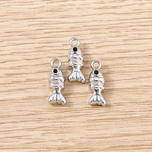 Lot de trois pendentifs poissons en alliage argenté avec détails noirs pour bijoux DIY
