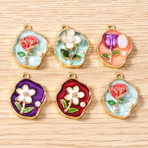 Detail von Emaille-Blumenanhängern mit Kunstperlen für DIY-Schmuck und Basteln