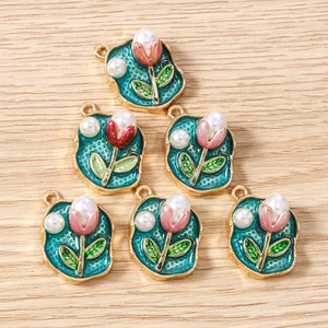 Detail von 6 Tulpen-Anhängern mit Emaille und Perlen für DIY-Schmuck und Halsketten