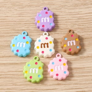 Pendentifs biscuits en résine colorée avec lettre M et anneaux pour création bijoux