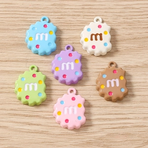 Breloques biscuits lettre m colorées pour création de bijoux DIY en six couleurs