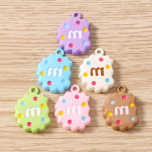Détails de six breloques de biscuits colorés en résine avec lettre m pour bijoux