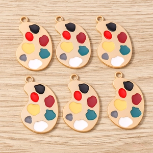 Vue détaillée de pendentifs palettes en émail coloré pour la création de bijoux DIY
